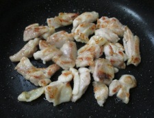 鶏肉ともやしのカレー風味炒め　調理①
