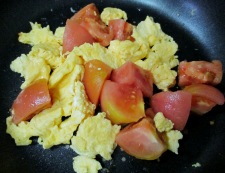 トマトと卵のオイスターソース炒め　調理⑤