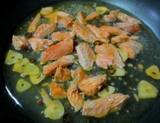 焼き鮭のペペローンチーノ　調理④