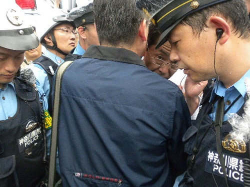 次に、神奈川県警は、主催者とデモ用街宣車の運転手を騙し、デモの街宣車を勝手に退去させてしまった