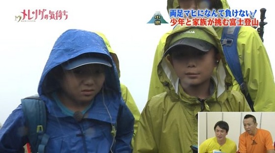 ▼この日の富士山の気温は9度で雨も降っており、最悪のコンディション。それでもテレビなのでやらないといけない。2人の表情は明らかにこわばっている。