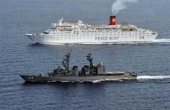 アデン湾でピースボートの旅客船（奥）を護衛する海上自衛隊の護衛艦「ゆうぎり」（防衛省・自衛隊提供）
