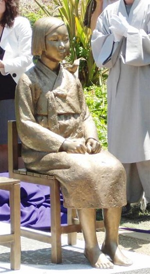 米カリフォルニア州・グレンデール市内に設置された慰安婦記念像（黒沢潤撮影）