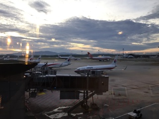 夜明けのクアラルンプール空港