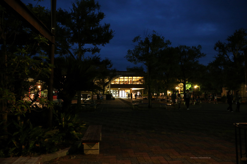 夜の展望レストラン東雲と広場(北側)