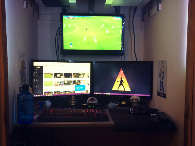 PC_Desk_MultiDisplay75_79.jpg