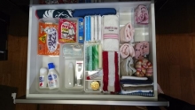 食器棚引き出し　衛生用品　タオルハンカチ (2)