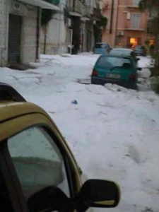 13445602_18278イタリア（Lesina, Apulia）　大量の雹