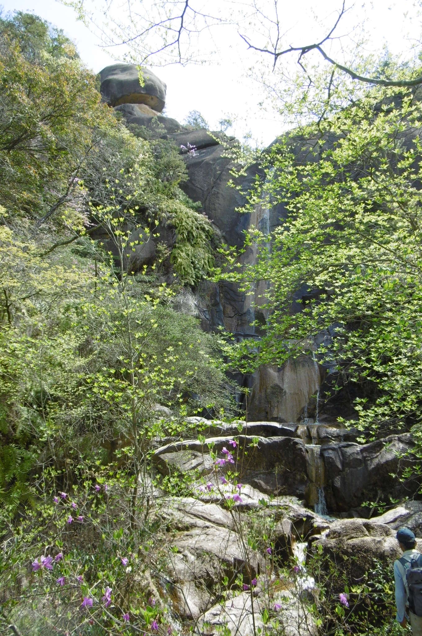 花崗岩の岩間から水を落とす落ケ滝