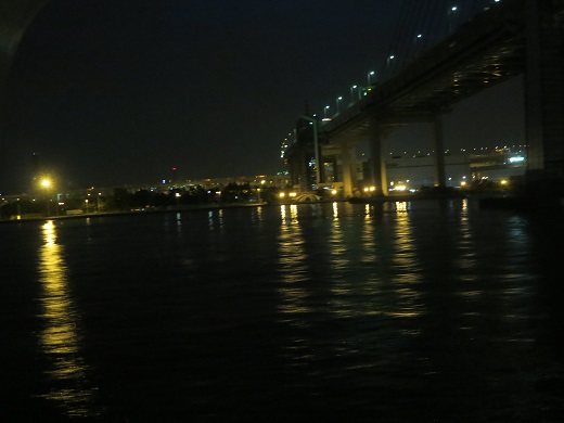 まだ暗い横浜港