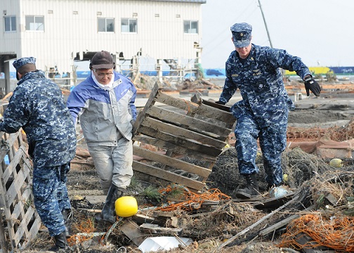 被災者と協力して瓦礫の撤去作業に従事するアメリカ水兵（2011年3月15日）