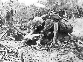 負傷した戦友に水を補給する米海兵隊員