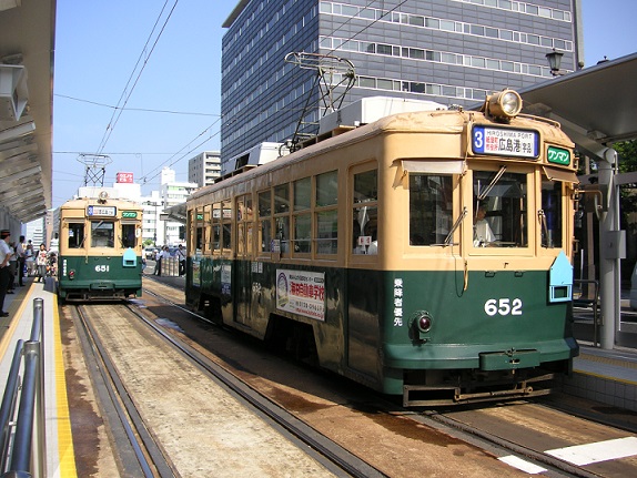 広島・原爆の日に市内を走行する650形電車（651・652号車）