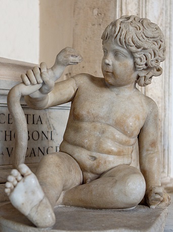 ローマ・カピトリーノ美術館にあるヘーラクレースと二匹の蛇の像。