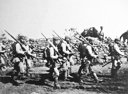 朝鮮半島を進軍中の日本軍歩兵（1904年撮影）