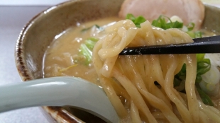 八幡ﾗｰﾒﾝ　味噌ﾗｰﾒﾝ　麺