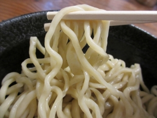 八ちゃん　濃厚魚介味噌つけ麺　麺