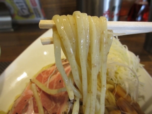赤ｼｬﾓｼﾞ東　濃熟醤油ﾂｹﾒﾝ　麺 (2)