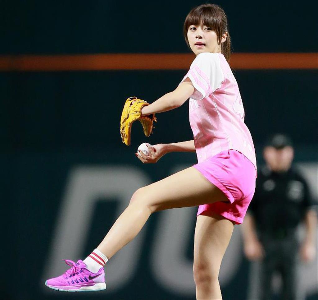 芸能 野球 ショートパンツで美脚スラリ 池田エライザ 笑顔弾けたノーバン始球式 Showbiz Japan